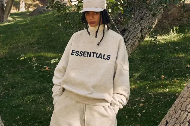 Read more about the article Fear of God Essentials Hoodie: The Perfect Blend of Luxury and Everyday Comfort